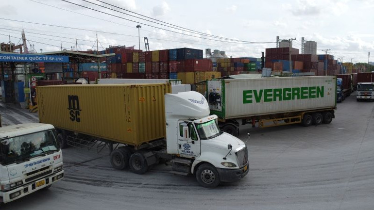 Cảng quốc tế SP-ITC, nơi nhiều doanh nghiệp xuất nhập khẩu giao dịch, có phương tiện ra vào trạm BOT Phú Hữu. (Ảnh: THANH DUYÊN)