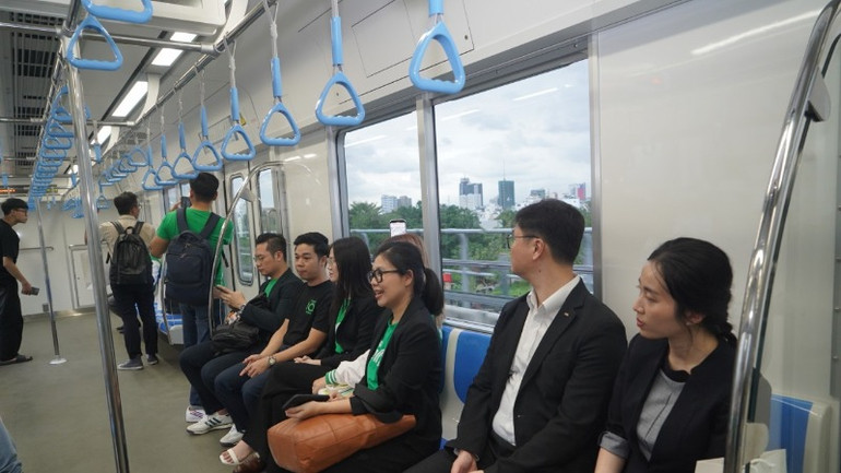 Người dân Thành phố hào hứng trải nghiệm tuyến metro số 1 trước ngày vận hành chính thức. Người dân Thành phố hào hứng trải nghiệm tuyến metro số 1 trước ngày vận hành chính thức.