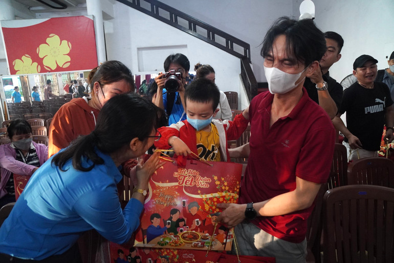 Liên đoàn Lao động Thành phố Hồ Chí Minh tặng quà cho công nhân, lao động tự do trước khi lên xe rời Thành phố.