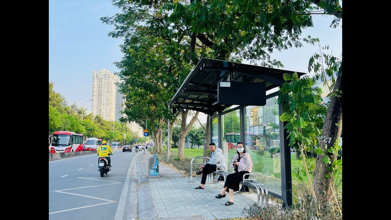 Nhà chờ xe buýt mới đầu tư lắp đặt trên đường Nguyễn Hữu Thọ, huyện Nhà Bè.