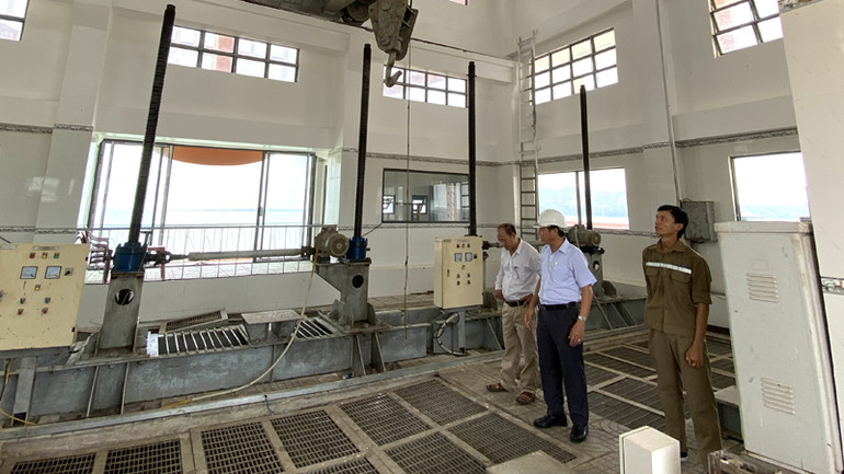 Ban Giám đốc thường xuyên kiểm tra kỹ thuật hệ thống cống xả.