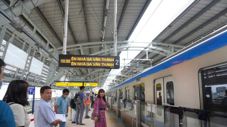 Hành khách chờ tàu tại ga Văn Thánh. (Ảnh: QUÝ HIỀN) Hành khách chờ tàu tại ga Văn Thánh. (Ảnh: QUÝ HIỀN)
