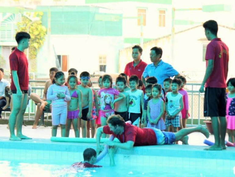 Truyền thông về phòng chống đuối nước cho trẻ em.