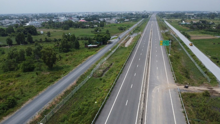 Đường cao tốc Bến Lức -Long Thành, đoạn phía tây đã thi công xong phần lớn khối lượng. (Ảnh: QUÝ HIỀN)