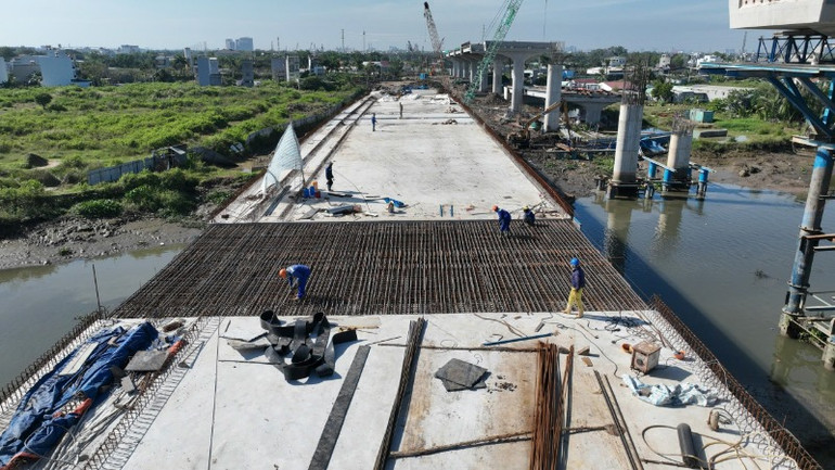 Công nhân hối hả làm việc trên đại công trường Vành đai 3, đoạn qua Thành phố Thủ Đức, Thành phố Hồ Chí Minh. (Ảnh: THẾ ANH)