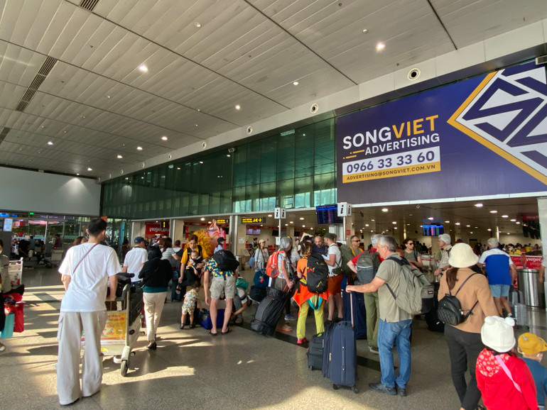 Hành khách làm thủ tục tại sân bay quốc nội Sân bay Tân Sơn Nhất dịp Tết Nguyên đán Giáp Thìn.