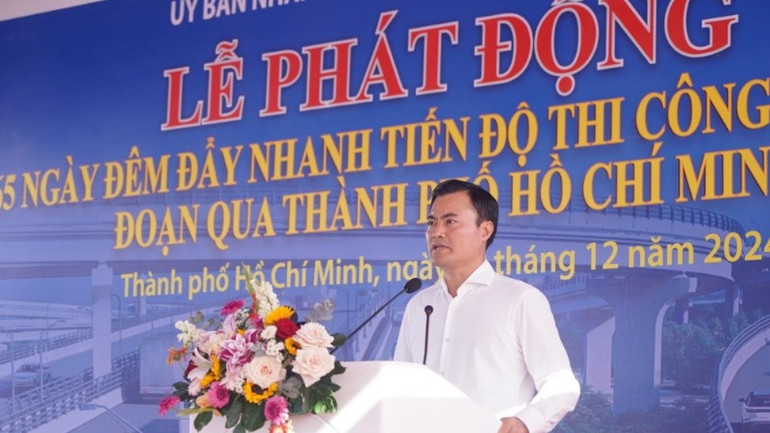 Ông Bùi Xuân Cường, Phó chủ tịch Ủy ban nhân dân Thành phố Hồ Chí Minh phát biểu chỉ đạo tại lễ phát động. (Ảnh: THẾ ANH)