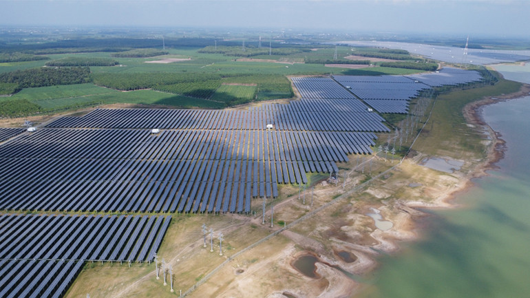 Hệ thống điện mặt trời trên mặt hồ đã và đang phát huy hiệu quả qua đó cung cấp điện sạch cho sản xuất, công nghiệp.