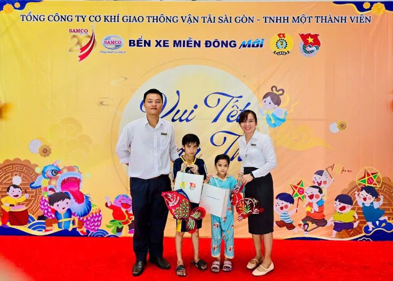 Nhân viên Bến xe Miền Đông mới trao quà, chúc các cháu thiếu nhi vui đón Trung thu trên hành trình cùng ba mẹ về quê.