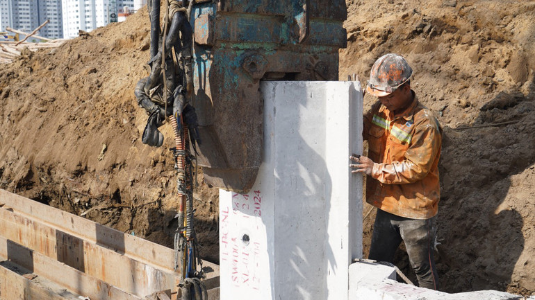 Công nhân thi công đóng cọc, gia cố kè Dự án cải tạo và chỉnh trang đô thị dọc kênh có quy mô dài nhất Thành phố Hồ Chí Minh