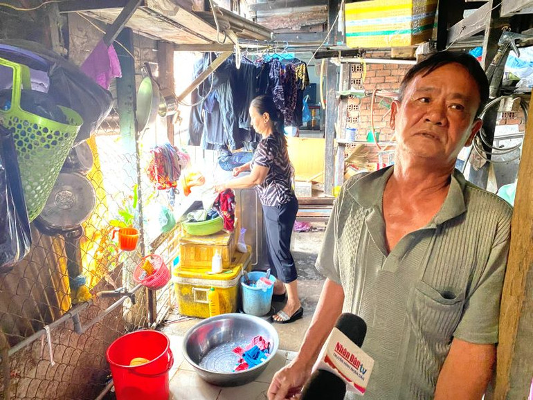 Gia đình bà Nguyễn Thị Giỏi, ngụ 579A Nguyễn Duy, phường 12, quận 8, thuộc diện di dời của dự án cải tạo bờ bắc kênh Đôi. (Ảnh: QUÝ HIỀN)