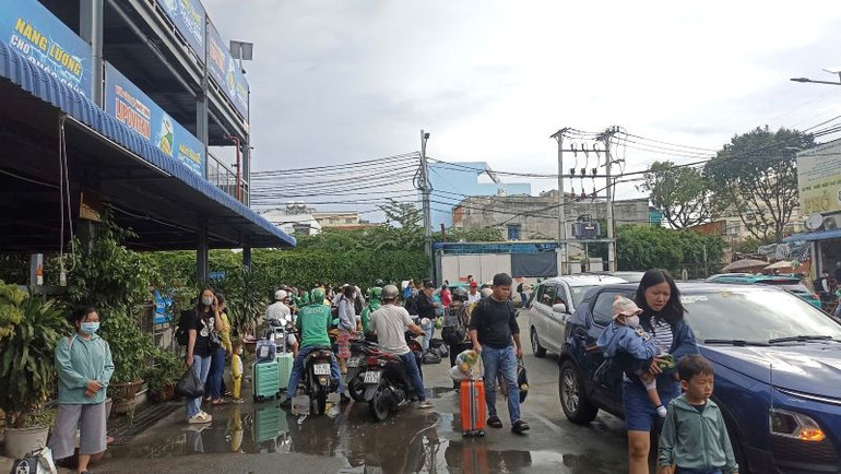 Hành khách từ các nơi xuống Bến xe Miền Tây chiều 3/9, bến xe không xảy ra ùn ứ. (Ảnh: THANH DUYÊN) Hành khách từ các nơi xuống Bến xe Miền Tây chiều 3/9, bến xe không xảy ra ùn ứ. (Ảnh: THANH DUYÊN)