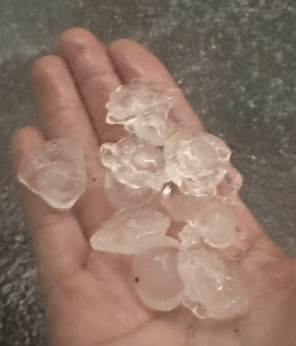 Mưa đá xuất hiện tại các quận 1, 3, 10.