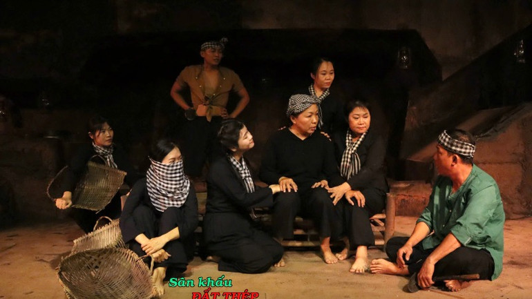 Đội ngũ diễn viên tham gia biểu diễn chương trình sân khấu thực cảnh là những người con của quê hương Củ Chi. Đội ngũ diễn viên tham gia biểu diễn chương trình sân khấu thực cảnh là những người con của quê hương Củ Chi.