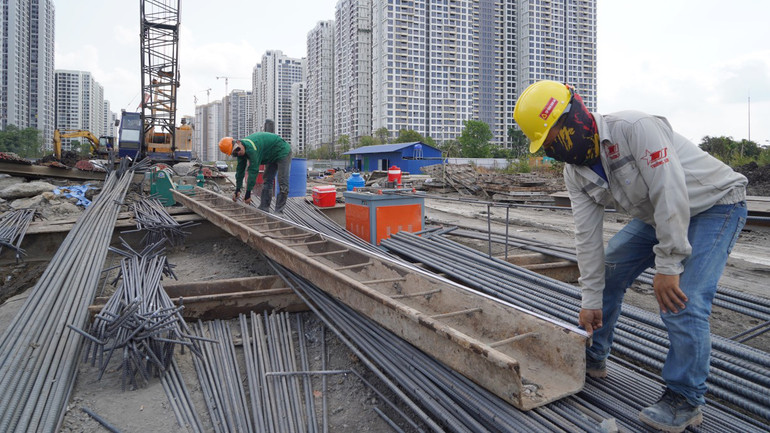 Công nhân làm xuyên lễ tại Dự án Vành đai 3.