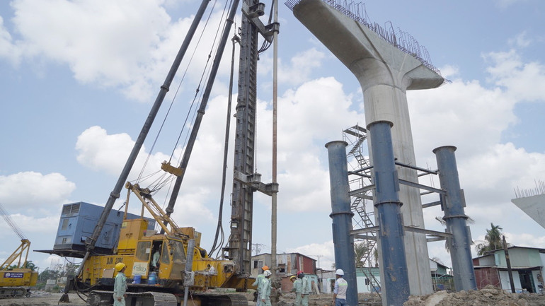 Tranh thủ mặt bằng trống, kỹ sư và công nhân tăng tốc thi công cầu và đường thuộc mũi thi công thành phố Thủ Đức.