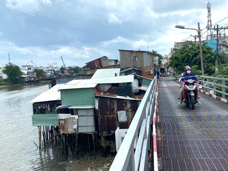 Hầu hết nhà nằm ở kênh Đôi, quận 8 đều nằm trên lòng kênh, kết cấu tạm bợ cần sớm được di dời, cải tạo, chỉnh trang đô thị. (Ảnh: QUÝ HIỀN)