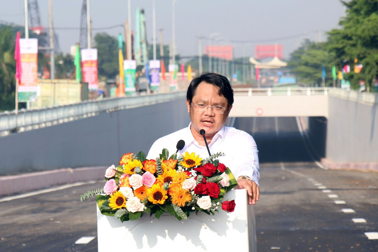 Ông Nguyễn Thanh Tuấn - Trưởng Ban quản lý điều hành đường bộ 4 (Ban Giao thông) cho biết, hầm chui HC1 hướng từ Bình Chánh về Khu chế chất Tân Thuận, cố gắng thông xe tháng 12 năm nay. (Ảnh: THẾ ANH)