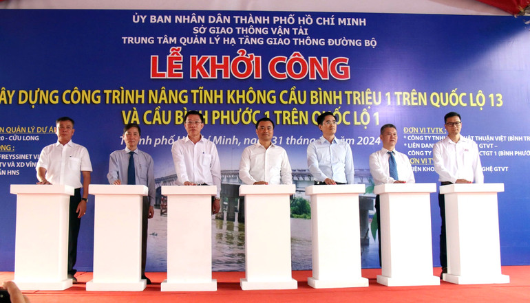 Lễ khởi công công trình nâng tĩnh không cầu Bình Triệu 1 trên Quốc lộ 13 và cầu Bình Phước 1 trên Quốc lộ 1. (ảnh: QUÝ HIỀN)