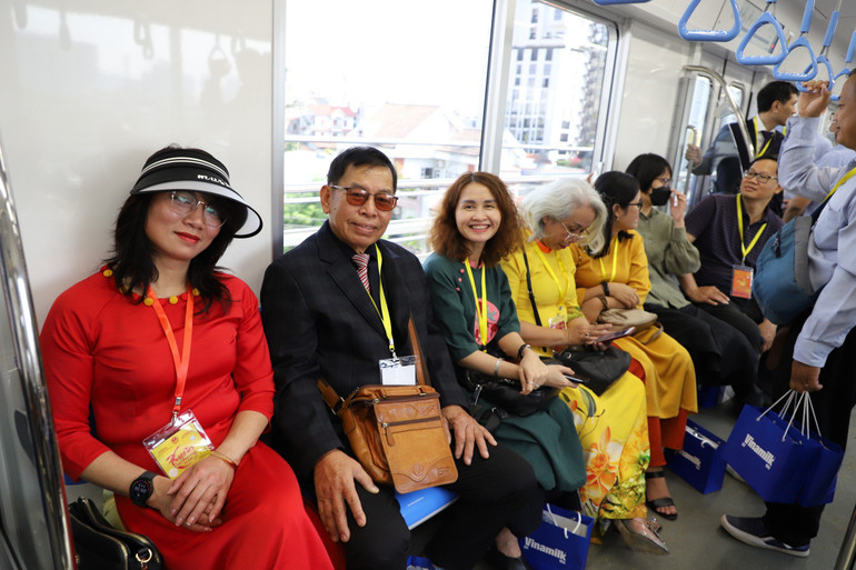 Đông đảo kiều bào về nước có chuyến tham quan thú vị trên đoàn tàu metro Bến Thành-Suối Tiên