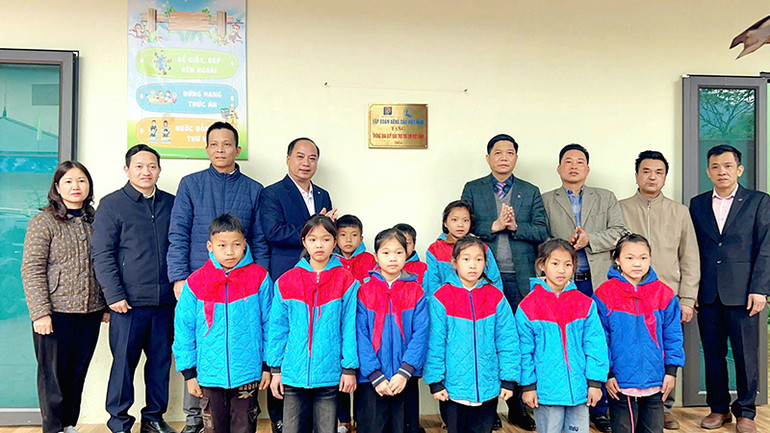 Các đại biểu thực hiện nghi lễ gắn biển công trình thư viện tại Trường Phổ thông dân tộc bán trú Tiểu học Ngam La. (Ảnh NFVC)