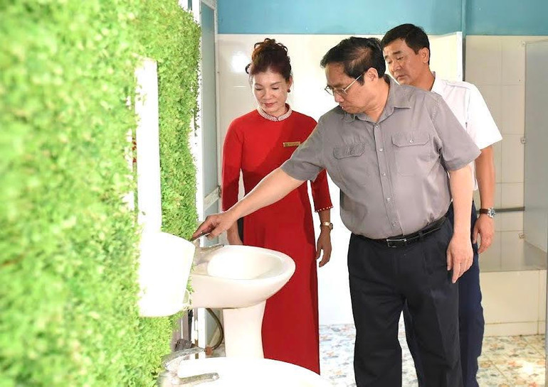 Thủ tướng Phạm Minh Chính đến kiểm tra cơ sở vật chất của Trường tiểu học thị trấn Yên Lập, huyện Yên Lập Phú Thọ).