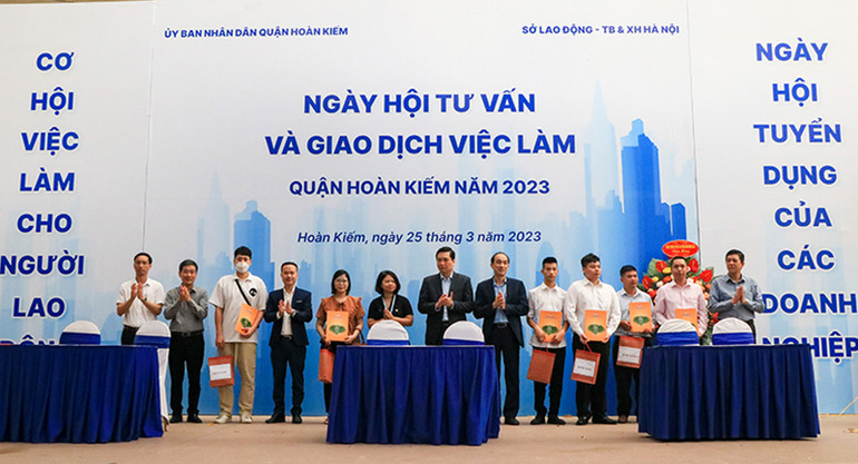 Lao động và người sử dụng lao động ký hợp đồng tại phiên giao dịch việc làm quận Hoàn Kiếm, Hà Nội, tháng 3/2023. (Ảnh: Nhật Quang)