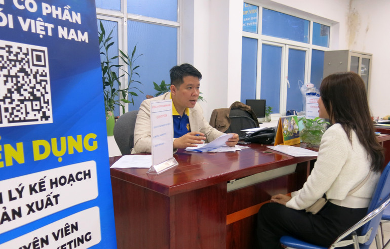 Phỏng vấn lao động tại phiên giao dịch việc làm ở Hà Nội, tháng 2/2023. (Ảnh: NGÂN ANH)