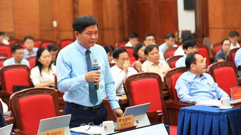 Đồng chí Lê Thành Đô, Chủ tịch Ủy ban nhân dân tỉnh Điện Biên làm rõ một số nội dung do đại biểu đề nghị tại kỳ họp về việc sắp xếp đơn vị hành chính cấp xã tại Điện Biên.