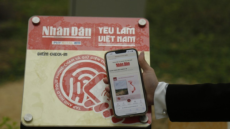 Bảng gắn chíp NFC thuộc dự án "Yêu lắm Việt Nam" đặt tại Bảo tàng Chiến thắng Điện Biên Phủ.