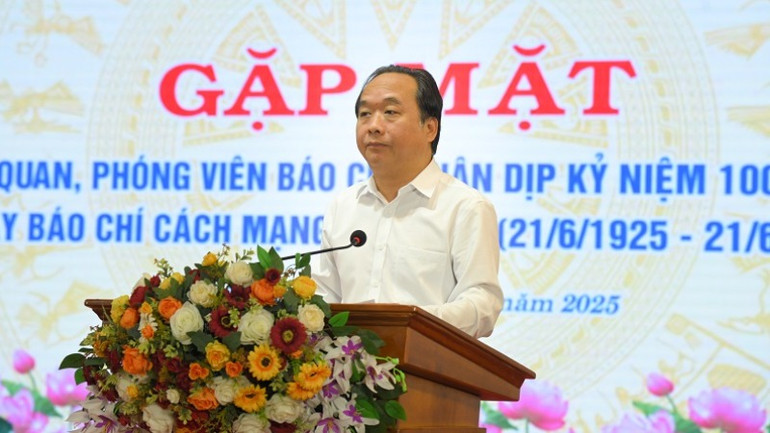 Đồng chí Nguyễn Minh Phú, Giám đốc Sở Văn hóa, Thể thao và Du lịch Điện Biên cảm ơn phóng viên các cơ quan báo chí luôn đồng hành với các hoạt động của tỉnh Điện Biên trong thời gian qua.