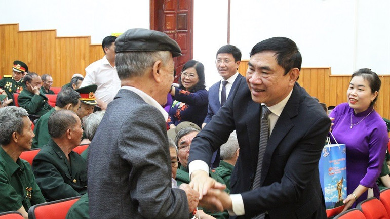 Bí thư Tỉnh ủy Điện Biên Trần Quốc Cường trao quà tri ân cựu thanh niên xung phong.