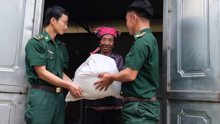 Bộ đội biên phòng Đồn Biên phòng Sen Thượng thăm hỏi, tặng quà người nghèo ở bản Tả Ló San.
