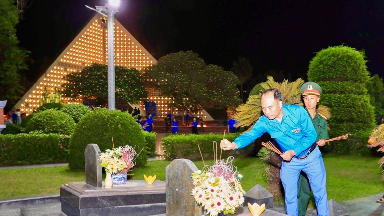 Đoàn viên, thanh niên Điện Biên thành kính thắp nến tri ân các Anh hùng liệt sĩ. Đoàn viên, thanh niên Điện Biên thành kính thắp nến tri ân các Anh hùng liệt sĩ.