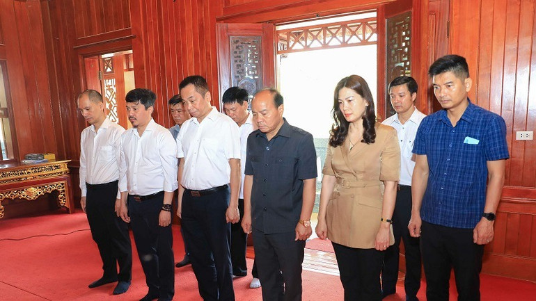 Đoàn cán bộ Thông tấn xã Việt Nam dâng hương tri ân Đại tướng Võ Nguyên Giáp tại Mường Phăng. (Ảnh: XUÂN TƯ)