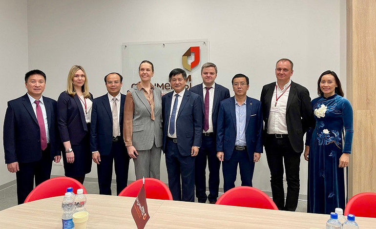 Đoàn công tác tỉnh Điện Biên trao đổi kinh nghiệm vận hành tại Trung tâm Hành chính công. (Ảnh: HẢI HÀ)