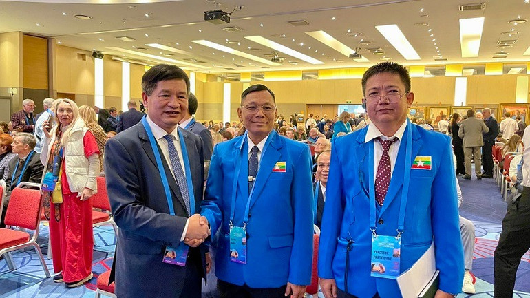 Chủ tịch Ủy ban nhân dân tỉnh Điện Biên Lê Thành Đô trao đổi bên lề hội nghị với đoàn Đại biểu Myanmar. Ảnh: HẢI HÀ