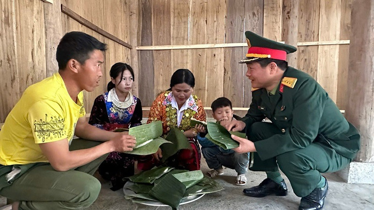 Cán bộ thuộc Bộ Chỉ huy quân sự tỉnh Điện Biên thăm hỏi, động viên người dân bị ảnh hưởng ở vùng lũ quét Mường Pồn. Cán bộ thuộc Bộ Chỉ huy quân sự tỉnh Điện Biên thăm hỏi, động viên người dân bị ảnh hưởng ở vùng lũ quét Mường Pồn.