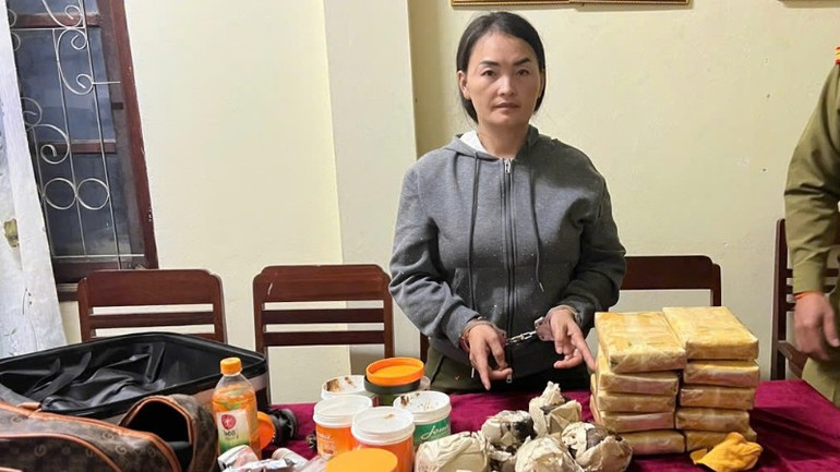 Đối tượng Xua Giàng cùng tang vật 10 bánh ma túy tổng hợp (60 nghìn viên). (Ảnh: Công an Điện Biên) Đối tượng Xua Giàng cùng tang vật 10 bánh ma túy tổng hợp (60 nghìn viên). (Ảnh: Công an Điện Biên)