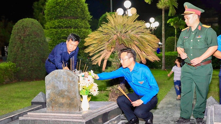 Anh Đặng Thành Huy, Bí thư Tỉnh đoàn Điện Biên dâng hương trên từng phần mộ liệt sĩ tại Nghĩa trang liệt sĩ A1. Anh Đặng Thành Huy, Bí thư Tỉnh đoàn Điện Biên dâng hương trên từng phần mộ liệt sĩ tại Nghĩa trang liệt sĩ A1.