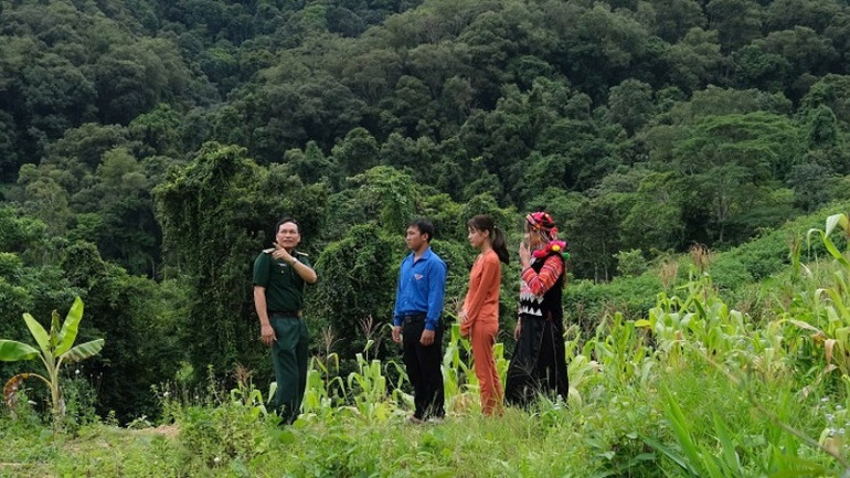 Cán bộ Tổ công tác tại bản Tả Ló San hướng dẫn nhân dân thực hiện các biện pháp bảo vệ rừng.