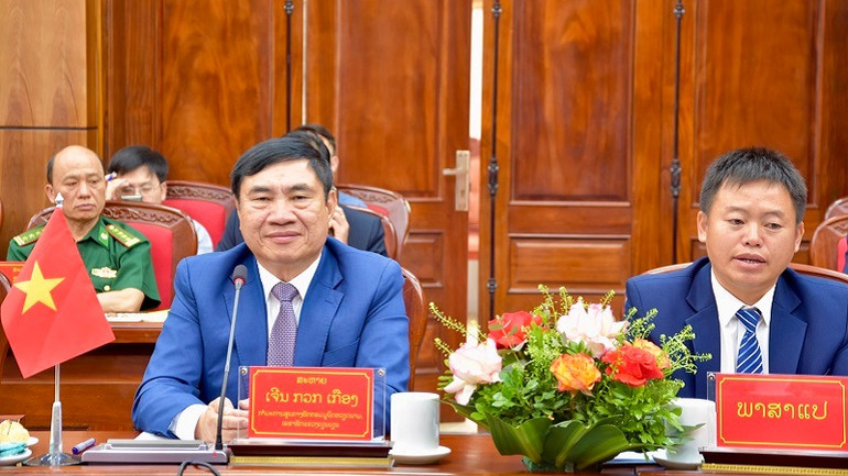 Đồng chí Trần Quốc Cường, Bí thư Tỉnh ủy Điện Biên phát biểu tại buổi làm việc với Thượng tướng Suvon Luongbunmi và Đoàn công tác của Quốc hội Lào.