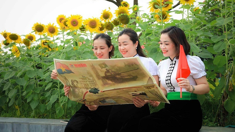 Các thuyết minh viên tại Bảo tàng Chiến thắng Điện Biên Phủ tìm hiểu thông tin Chiến dịch Hồ Chí Minh trên phụ san đặc biệt kỷ niệm 50 năm Ngày Giải phóng miền nam, thống nhất đất nước, do Báo Nhân Dân phát hành.