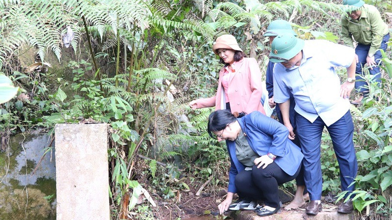 Đồng chí Giàng Thị Hoa cùng thành viên đoàn Giám sát Hội đồng nhân dân tỉnh Điện Biên kiểm tra tại đập đầu mối công trình cấp nước sinh hoạt bản Huổi Sang, xã Nà Hỳ, huyện Nậm Pồ.