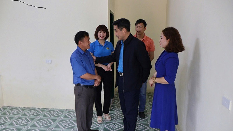 Đồng chí Tẩn Minh Long, Chủ tịch Liên đoàn Lao động tỉnh Điện Biên, thăm hỏi, động viên các thầy, cô giáo tại điểm trường Cây Sặt.