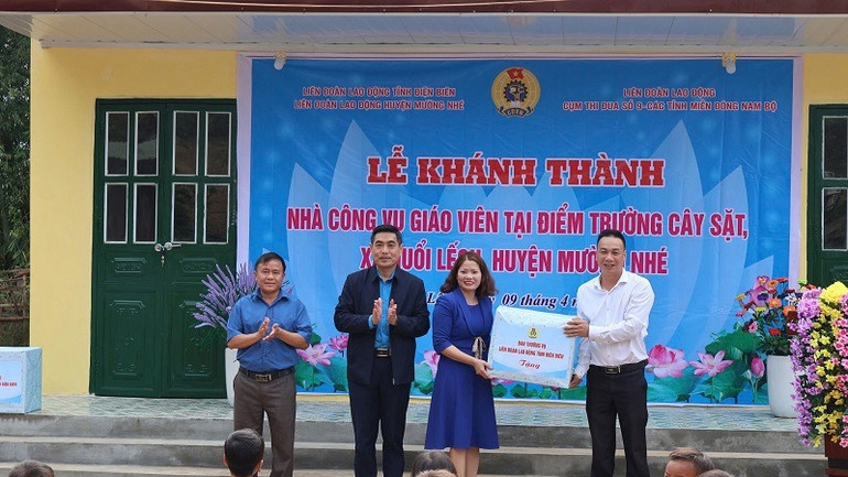 Đồng chí Tẩn Minh Long, Chủ tịch Liên đoàn Lao động tỉnh Điện Biên cùng đại diện các đơn vị tài trợ tặng quà các thầy, cô giáo và học sinh tại điểm trường Cây Sặt.