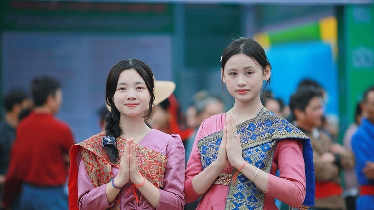 Thiếu nữ dân tộc Lào bản Na Sang 1, xã Núa Ngam chào đón du khách về chung vui Tết "Bun Huột Nặm" cùng bà con dân tộc Lào.