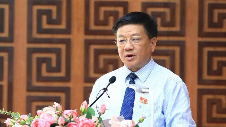 Đồng chí Lò Văn Phương, Chủ tịch Hội đồng nhân dân tỉnh Điện Biên phát biểu chỉ đạo tại kỳ họp.