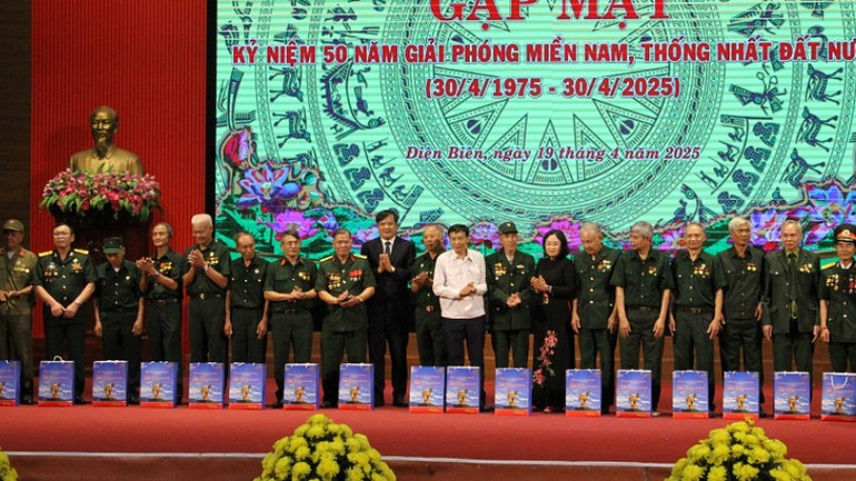 Lãnh đạo Đoàn đại biểu Quốc hội và lãnh đạo Ủy ban nhân dân tỉnh Điện Biên tặng quà tri ân các cựu chiến binh, cựu thanh niên xung phong đã tham gia chiến dịch Hồ Chí Minh.