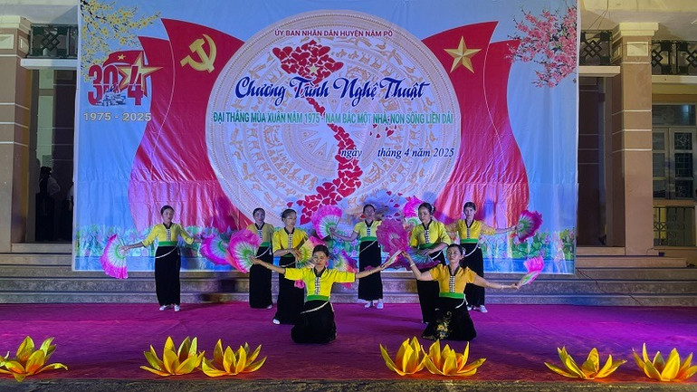 Tiết mục văn nghệ chào mừng Kỷ niệm 50 năm Ngày giải phóng miền nam, thống nhất đất nước do các thành viên Đội văn nghệ bản Nậm Khăn, biểu diễn. (Ảnh: SÙNG DÍNH)